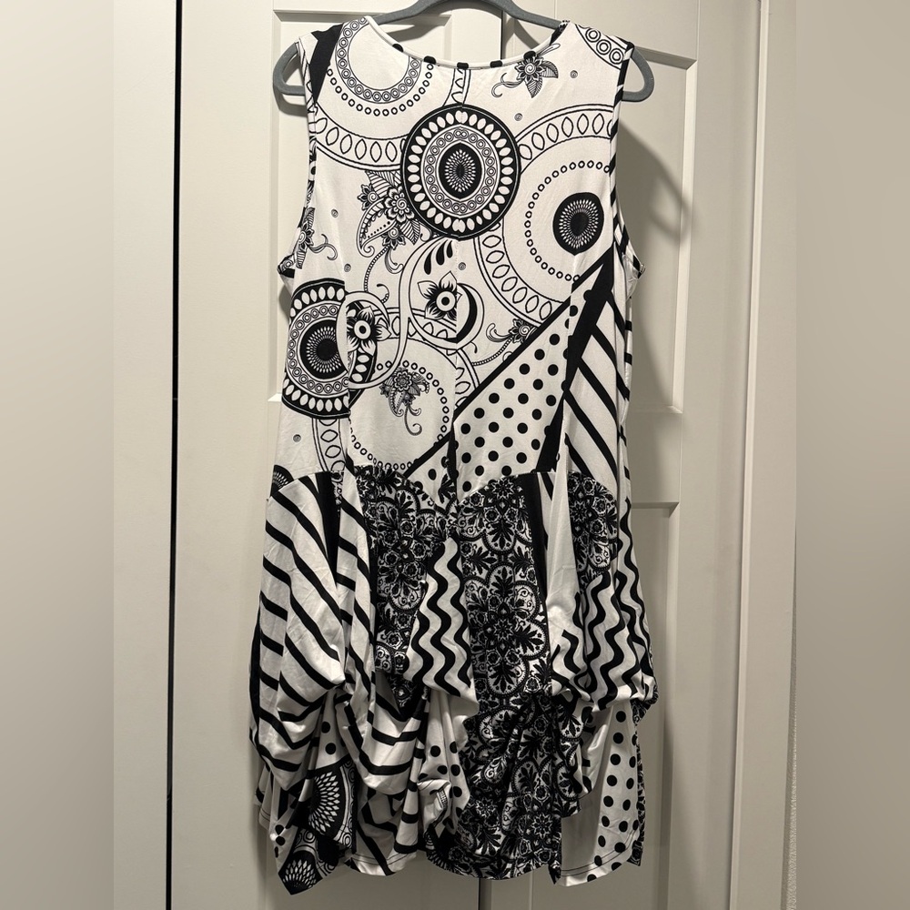 Black and White Patterned Dress - Picture 4 of 4